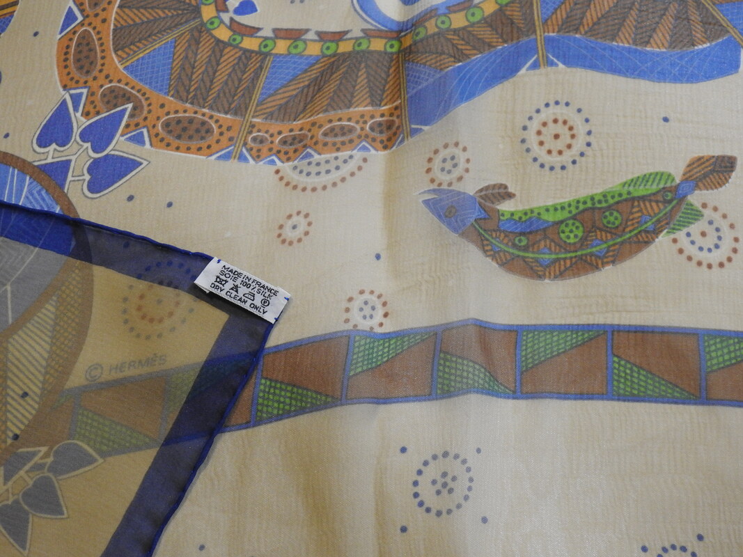 Picture of the caretag attached to Reve d'Australie, a blue and brown 140cm Hermes silk mousseline shawl