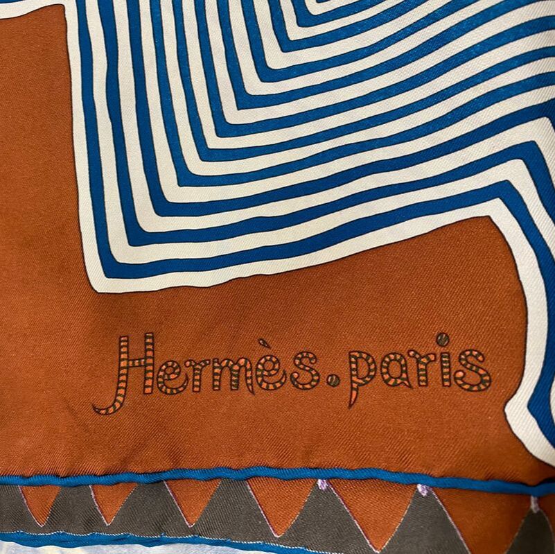 Close up picture of the scarf brand appearing in a used 90cm Hermes scarf Coupons Indiens