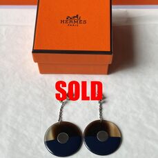 Picture of Hermes Minimale earrings for sale. Buffalo horn disks in navy blue lacquer with palladium hardware. Made in Vietnam